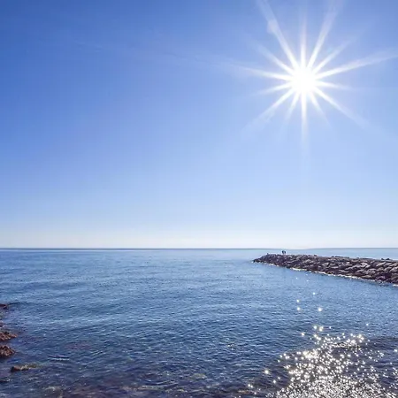 Lejlighed 1 Bedroom Beach Front Apartment In Sanremo *
