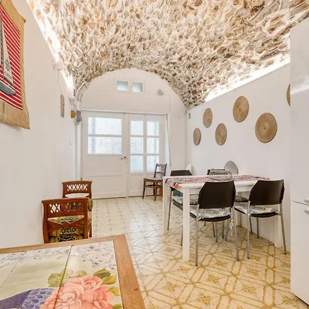 1 Bedroom Beach Front Apartment In Sanremo 아파트