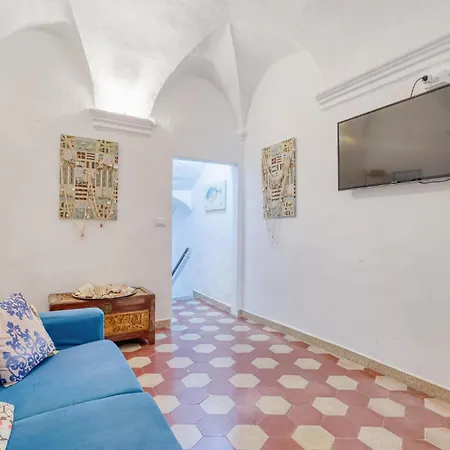 1 Bedroom Beach Front Apartment In Sanremo 아파트 *