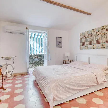 1 Bedroom Beach Front Apartment In Sanremo 아파트 산레모