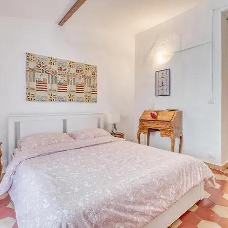 1 Bedroom Beach Front Apartment In Sanremo Lejlighed